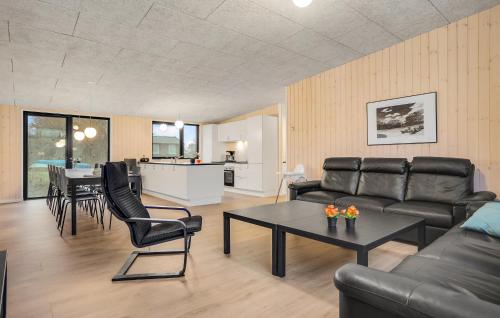 Ein Sitzbereich in der Unterkunft Gorgeous Home In Grenaa With Sauna