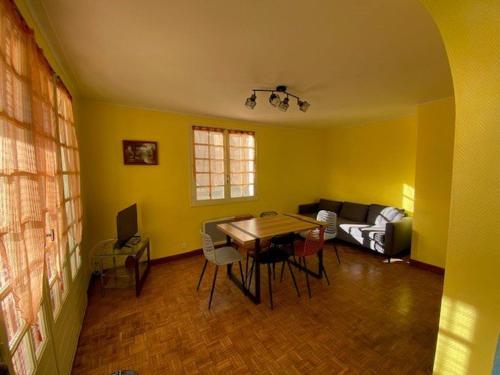 un salon avec une table et un canapé dans l'établissement Charmant T3 avec Jardin, Centre de Valras-Plage, proche Plage et Commerces, 5 Pers. - FR-1-701-9, à Valras-Plage