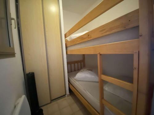 - un petit lit superposé dans une petite chambre dans l'établissement Studio cabine avec balcon, piscine et parking - Sainte Maxime - FR-1-226-509, à Sainte-Maxime