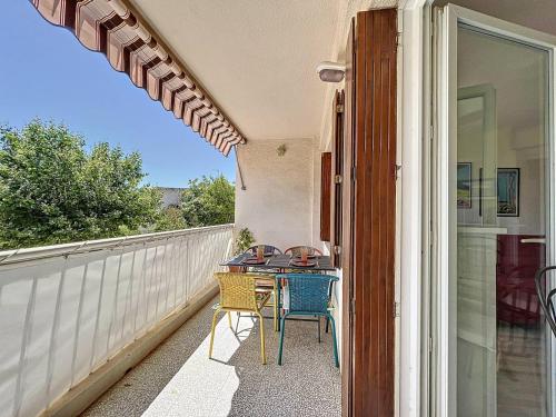 un patio avec une table et des chaises sur un balcon dans l'établissement T1 cosy avec terrasse et parking privé près de la plage des Lecques - FR-1-770-7, à Saint-Cyr-sur-Mer