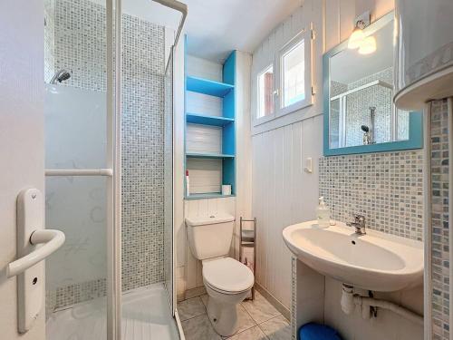 une salle de bain avec toilettes, lavabo et douche dans l'établissement T1 cosy avec terrasse et parking privé près de la plage des Lecques - FR-1-770-7, à Saint-Cyr-sur-Mer