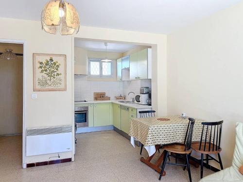 une cuisine avec une table et une salle à manger dans l'établissement Appartement T2 avec Terrasse - Accès Direct Plage des Lecques, Parking, Équipé pour 2-4 Personnes - FR-1-770-8, à Saint-Cyr-sur-Mer