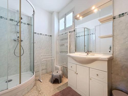une salle de bain avec un lavabo, une douche et une baignoire dans l'établissement Appartement T2 avec Terrasse - Accès Direct Plage des Lecques, Parking, Équipé pour 2-4 Personnes - FR-1-770-8, à Saint-Cyr-sur-Mer