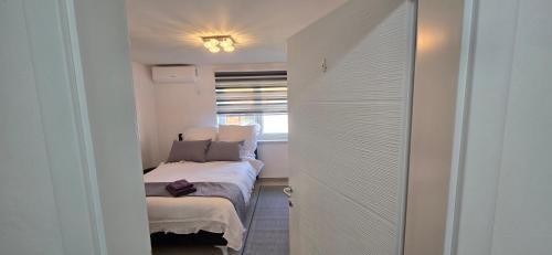 TešanjにあるApartmani Tešaのベッドが2つと窓がある小さな部屋