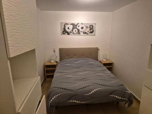 une petite chambre avec un lit dans une pièce dans l'établissement Gîte entre Rieu et Fournache, à Mirabel-aux-Baronnies