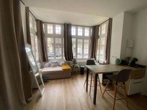 un salon avec un canapé et une table dans l'établissement Charmant Studio Rénové à Deux Pas de la Plage et des Commerces - FR-1-674-44, à Berck-sur-Mer