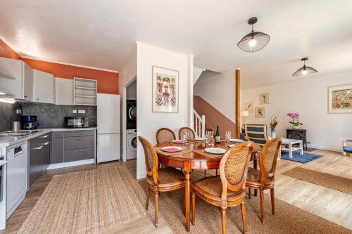 une cuisine et une salle à manger avec une table et des chaises dans l'établissement Heolenn - Maison proche mer et circuits randonnées, à Plougastel-Daoulas