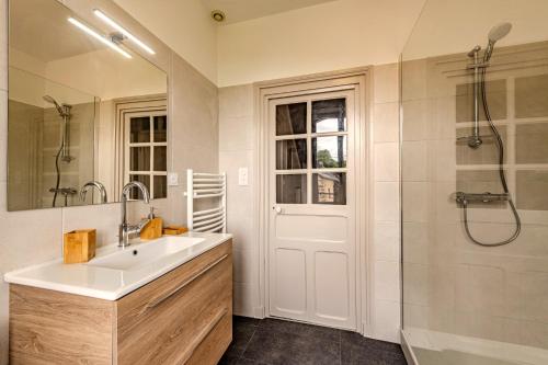 une salle de bain avec un lavabo, une douche et un miroir dans l'établissement Heolenn - Maison proche mer et circuits randonnées, à Plougastel-Daoulas