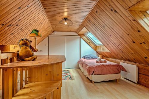 une chambre avec un lit et un plafond en bois dans l'établissement Heolenn - Maison proche mer et circuits randonnées, à Plougastel-Daoulas