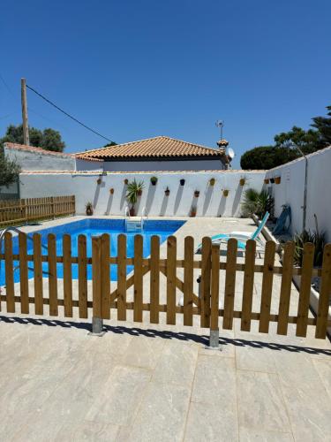 The swimming pool at or close to Fantástico chalet con piscina 2 km de la barrosa