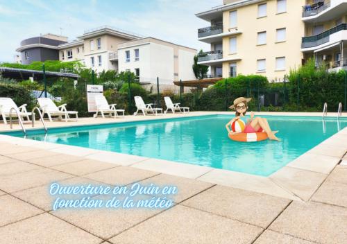 une femme est assise dans une piscine dans l'établissement Oasis d'Exception avec Terrasse Privée & Piscine !, Évry-Courcouronnes