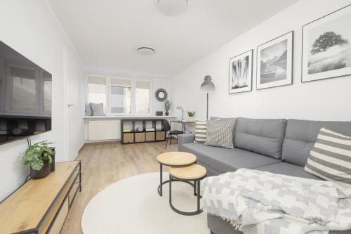 Elegant Grey Apartment Wspólna Śródmieście in Warsaw by Noclegi Renters