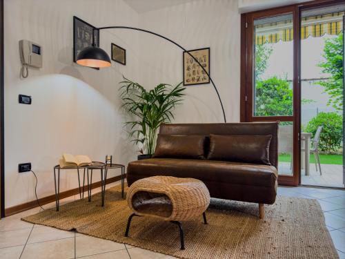 Una sala de estar con un sofá de cuero y una mesa. en Ivy's Home, en Rávena