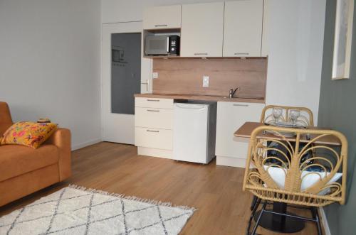 - une cuisine avec un canapé et une table dans une chambre dans l'établissement Le Vaughanii - Rennes Quartier St Hélier, à Rennes