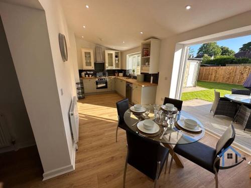 Kuchyň nebo kuchyňský kout v ubytování Beckleigh House, Kettering king or twin beds free parking x3