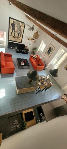 - une vue de tête sur un salon doté d'un mobilier orange dans l'établissement Magnifique LOFT Déco sur le port et à 5mn des plages wifi Clim 85 m2, à La Ciotat