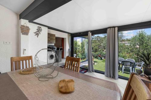 une cuisine et une salle à manger avec une table et des chaises dans l'établissement Mazet 1 chambre avec jardin, à Sainte-Maxime