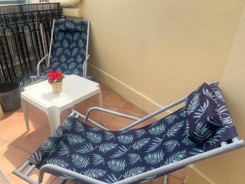 "Studio ensoleille a deux pas des plages avec terrasse privee !"