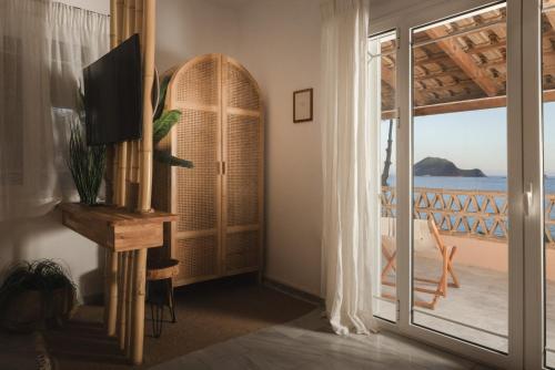 Televízia a/alebo spoločenská miestnosť v ubytovaní Private Studio Apartment, Unique Location - Sea View