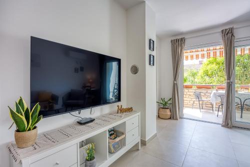 LIPA KORTA - Family Apt, 15 min Walk to Parentino & Pical Beaches