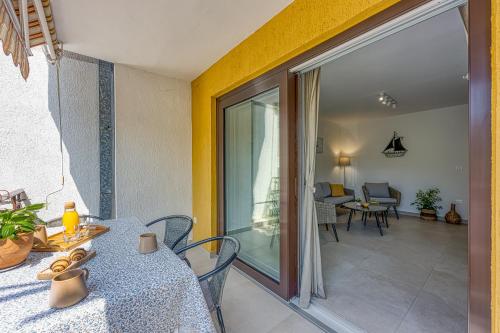 LIPA KORTA - Family Apt, 15 min Walk to Parentino & Pical Beaches