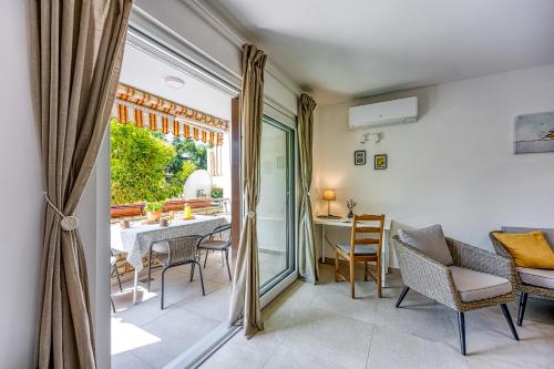 LIPA KORTA - Family Apt, 15 min Walk to Parentino & Pical Beaches