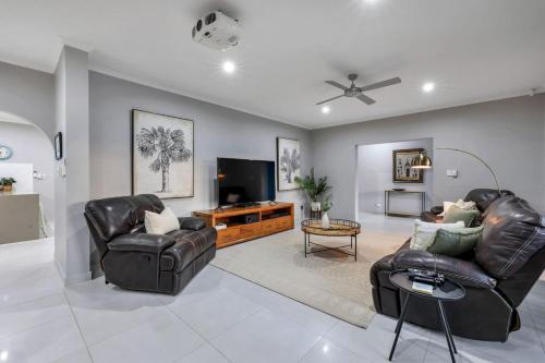 Μια τηλεόραση ή/και κέντρο ψυχαγωγίας στο Expansive Home in Fannie Bay