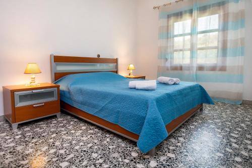a bedroom with a bed with a blue comforter at PANORAMA in Potos