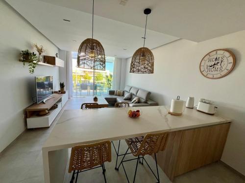 eine Küche und ein Wohnzimmer mit Tisch und Stühlen in der Unterkunft Costa Ballena & Eleven Lights in Chipiona