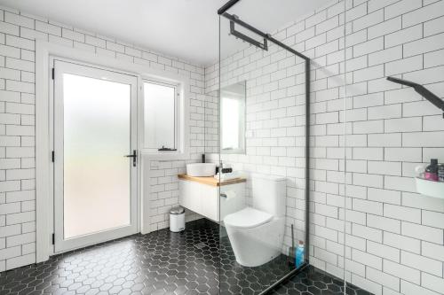 Comfy and Modern House with Outdoor Dining and WiFi - Hosted by CanStayにあるバスルーム