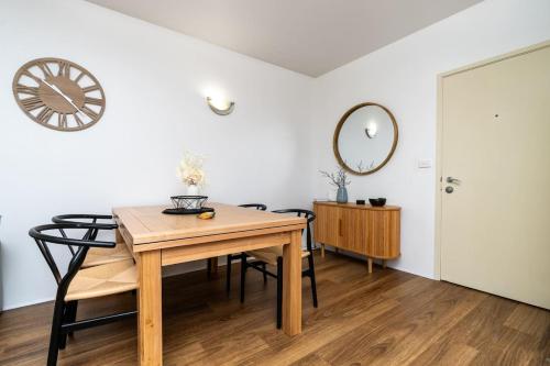 金斯顿Modern 1BR Apt 2 mins to Kingston Foreshore - Hosted by CanStay的一间有桌子、椅子和镜子的餐厅