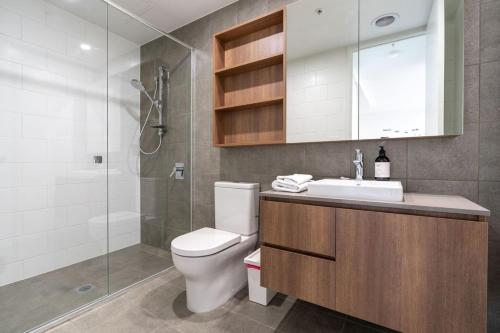 Ένα μπάνιο στο Stylish Phillip apartment with gym and pool - Hosted by CanStay