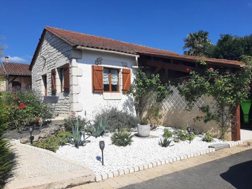 une maison avec un jardin devant dans l'établissement la galandière, à Mensignac