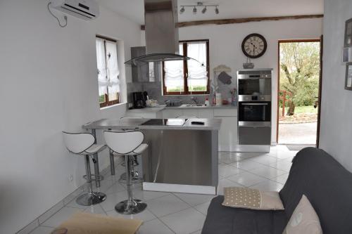 une cuisine avec un comptoir et quelques tabourets de bar dans l'établissement la galandière, à Mensignac