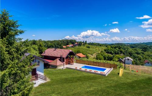 an aerial view of a house with a swimming pool at 2 Bedroom Amazing Home In Jalzabet in Jalžabet