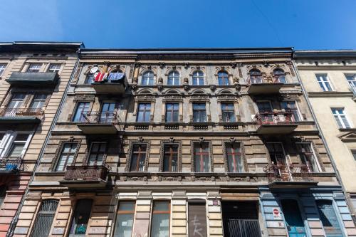 a tall building with windows and balconies on it at Centrum3a Łódź Próchnika 21 in Łódź