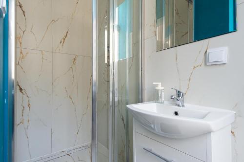 a bathroom with a sink and a shower at Centrum3a Łódź Próchnika 21 in Łódź