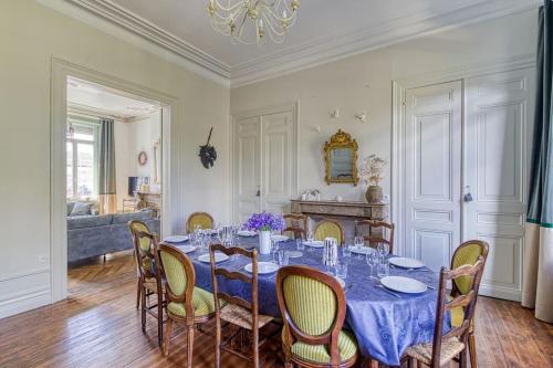 une salle à manger avec une table et des chaises dans l'établissement La Villa Sophora, à Guînes