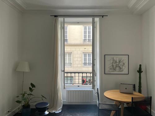 une pièce avec une fenêtre avec une table et un plateau dans l'établissement Savora Luxury, à Paris