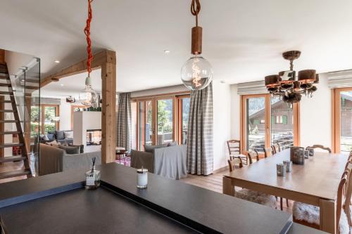 une cuisine et une salle à manger avec une table et des chaises dans l'établissement Chalet Moussoux - Hammam prive, à Chamonix-Mont-Blanc