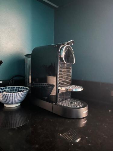 un micro-ondes posé sur un comptoir avec un bol dans l'établissement Savora Luxury, à Paris