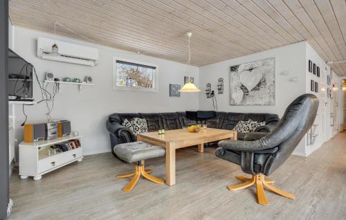 Χώρος καθιστικού στο Gorgeous Home In Glesborg With Kitchen