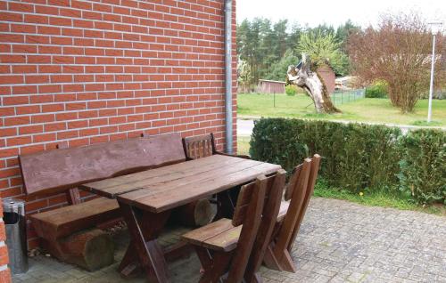 Κήπος έξω από το Nice Apartment In Mirow Ot Qualzow