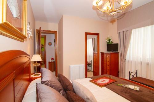 ミーニョにあるAcogedor Apartamento en Miñoのソファとテーブルのあるリビングルーム