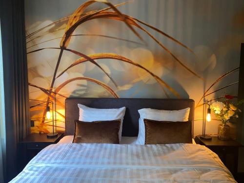 une chambre avec un grand lit avec deux oreillers dans l'établissement The Lodge, à Best