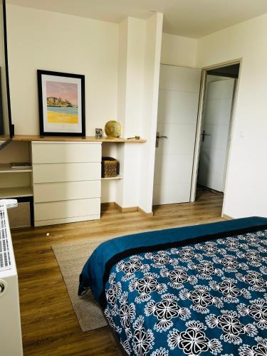 Postel nebo postele na pokoji v ubytování Maison dans lotissement Bretagne