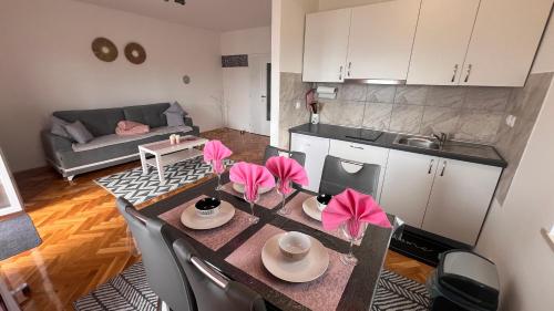 een keuken en een woonkamer met een tafel en stoelen bij Apartma San Marino in Novi Vinodolski