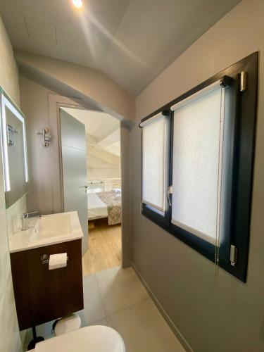 une salle de bain avec toilettes, lavabo et miroir dans l'établissement Studio Beautes FSHH, à Nice