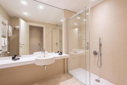 a bathroom with a sink and a shower at UNA HOTELS Le Terrazze Treviso Hotel & Residence in Villorba