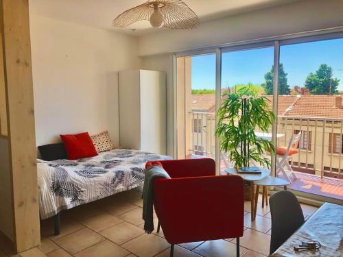 une chambre avec un lit, une table et une fenêtre dans l'établissement Studio climatisé Résidence Le Galilée avec terrasse proche des remparts, à Avignon